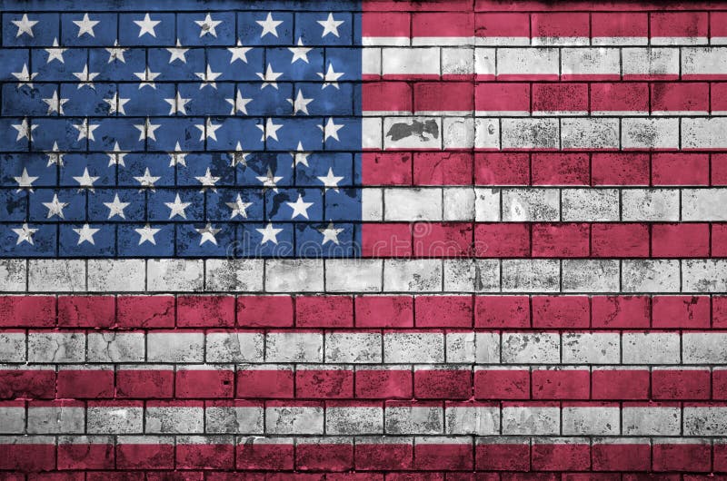 La bandera de los Estados Unidos de América se pinta sobre una pared de ladrillo vieja fotos de archivo libres de regalías La bandera de los Estados Unidos de América se pinta sobre una pared de ladrillo vieja fotos de archivo libres de regalías