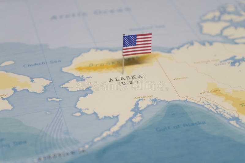 La bandera de los Estados Unidos en la Alaska en el mapa del mundo imagen de archivo La bandera de los Estados Unidos en la Alaska en el mapa del mundo imagen de archivo
