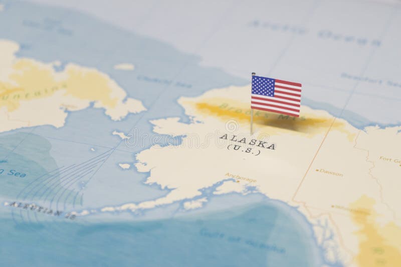 La bandera de los Estados Unidos en la Alaska en el mapa del mundo imagenes de archivo La bandera de los Estados Unidos en la Alaska en el mapa del mundo imagenes de archivo