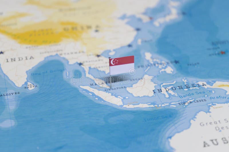 La bandera de Singapur en el mapa del mundo fotografía de archivo libre de regalías La bandera de Singapur en el mapa del mundo fotografía de archivo libre de regalías