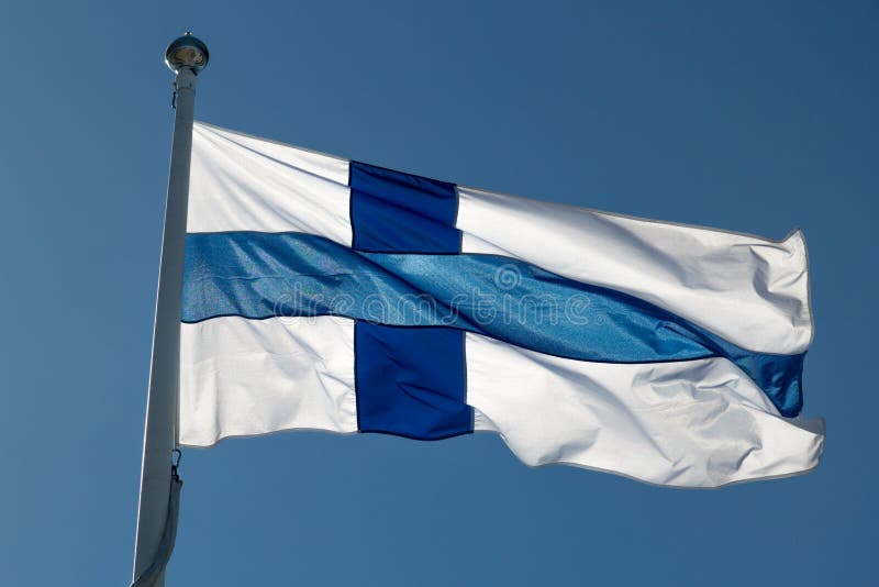 La bandera finlandesa en una asta de bandera