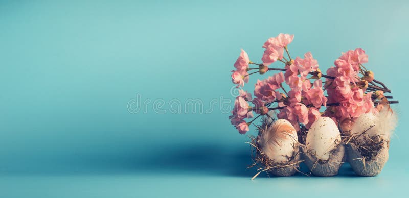 La bandera o la plantilla de Pascua con los huevos en caja del cajón y primavera decorativa florece en el fondo azul fotos de archivo La bandera o la plantilla de Pascua con los huevos en caja del cajón y primavera decorativa florece en el fondo azul fotos de archivo