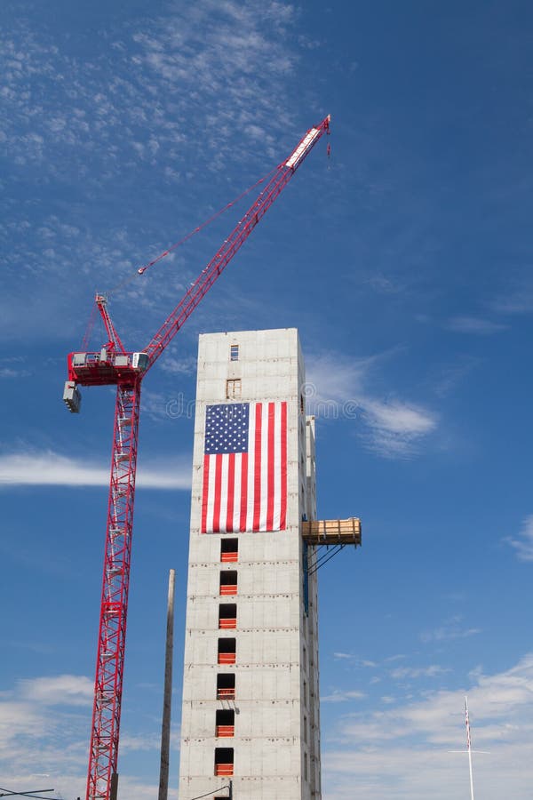 La bandiera americana enorme orna le costruzioni in costruzione lungo Har immagine stock La bandiera americana enorme orna le costruzioni in costruzione lungo Har immagine stock