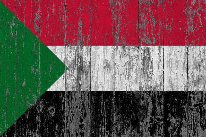 La bandiera del Sudan ha dipinto fuori sul fondo di legno consumato di struttura fotografie stock libere da diritti La bandiera del Sudan ha dipinto fuori sul fondo di legno consumato di struttura fotografie stock libere da diritti