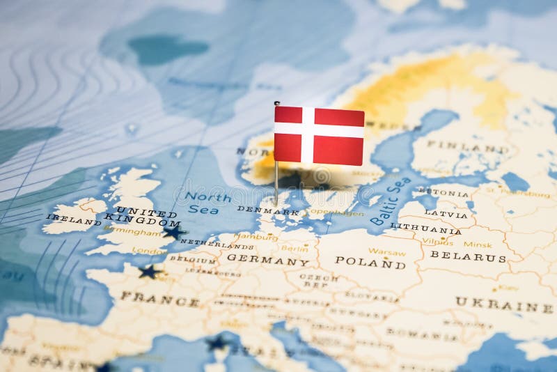 La bandiera della Danimarca nella mappa di mondo