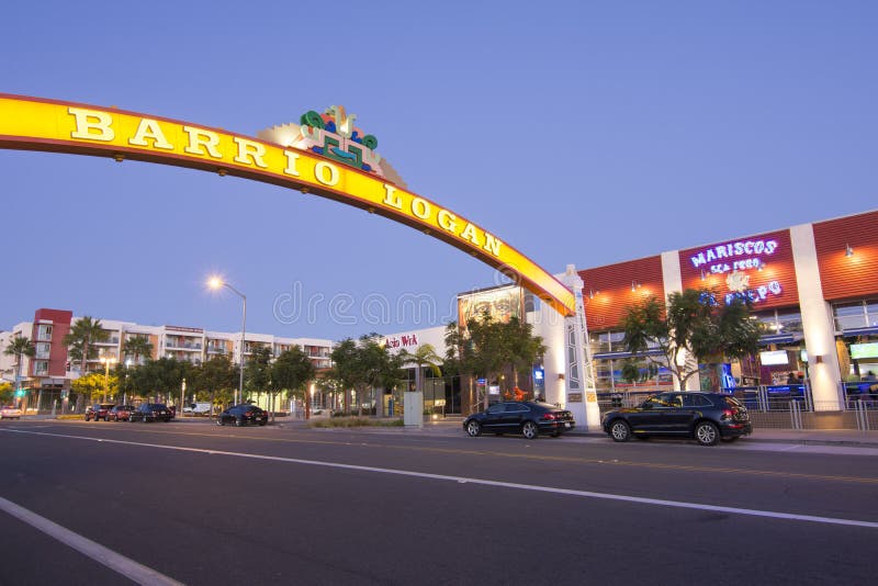 La banlieue Logan a illuminé le signe pendant le crépuscule à San Diego, Cali photo libre de droits La banlieue Logan a illuminé le signe pendant le crépuscule à San Diego, Cali photo libre de droits