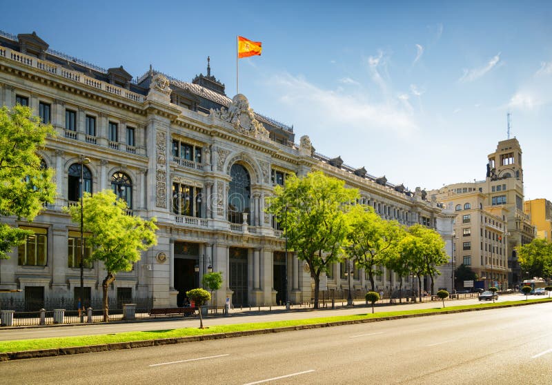 La banque de l'Espagne (Banco de Espana) sur Calle de Alcala à Madrid photographie stock La banque de l'Espagne (Banco de Espana) sur Calle de Alcala à Madrid photographie stock