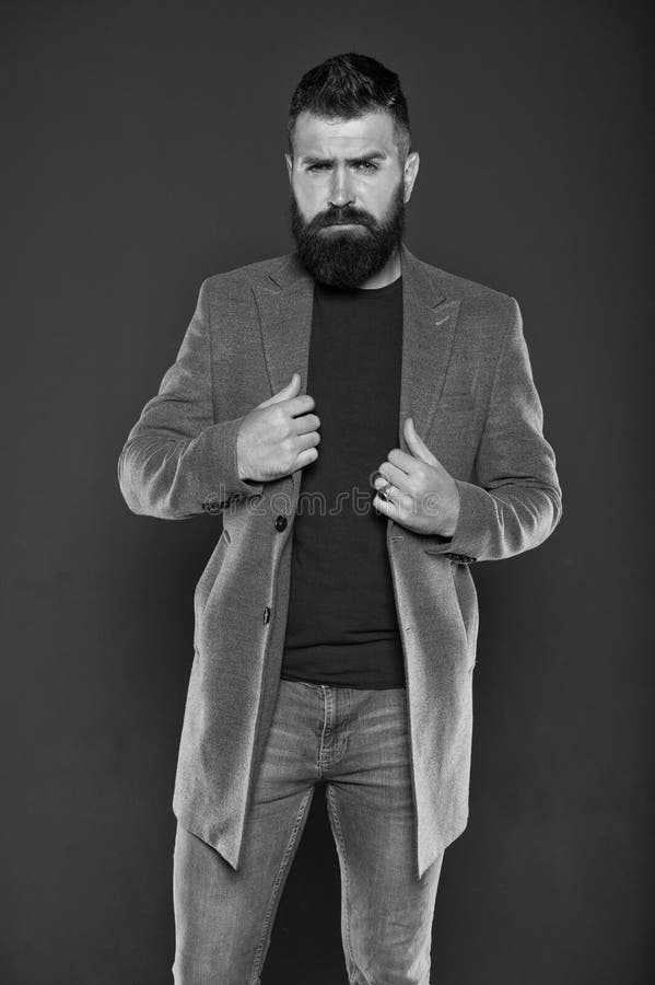 Agente de mudanzas Señal Almeja La Barba Hace Que El Hombre Parezca Más Brutal Hombre Elegante Con Fondo  Gris El Hombre Hipster Con La Barba Usa Ropa Informal Ca Imagen de archivo  - Imagen de caballero, chaqueta: