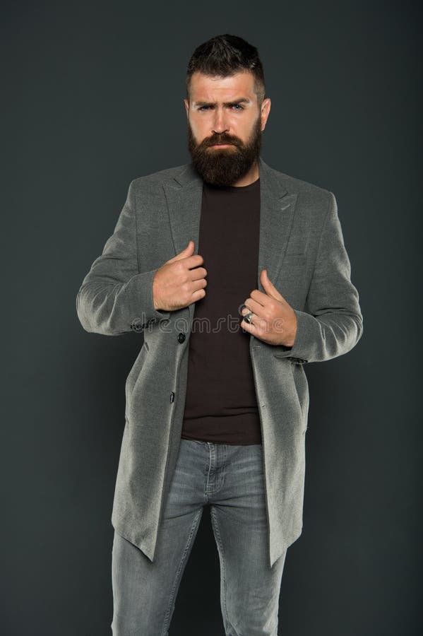 La Que El Hombre Parezca Más Brutal Hombre Elegante Con Fondo Gris El Hombre Hipster Con La Barba Usa Ropa Informal Ca Imagen de archivo - Imagen de caballero, chaqueta: