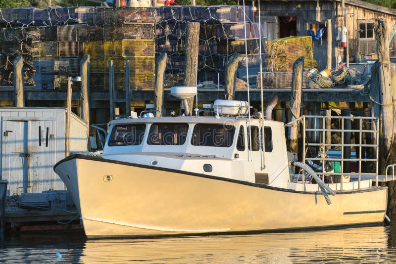 La barca dell'aragosta si è messa in bacino in autunno in anticipo in Bristol del sud, Maine, Stati Uniti immagini stock La barca dell'aragosta si è messa in bacino in autunno in anticipo in Bristol del sud, Maine, Stati Uniti immagini stock
