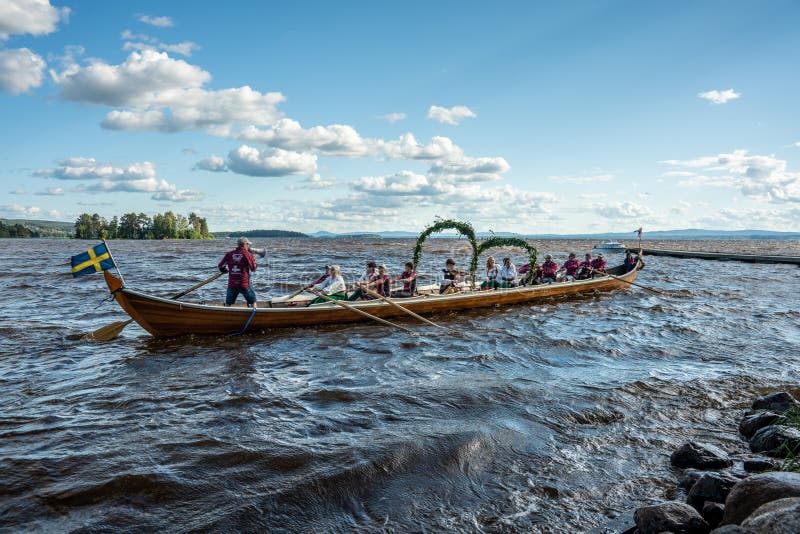 La barca della chiesa arriva come una delle tradizioni di mezza estate svedesi fotografie stock libere da diritti La barca della chiesa arriva come una delle tradizioni di mezza estate svedesi fotografie stock libere da diritti