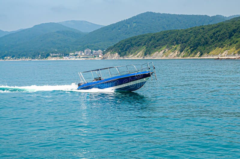 La barca naviga rapidamente sul mare immagini stock La barca naviga rapidamente sul mare immagini stock