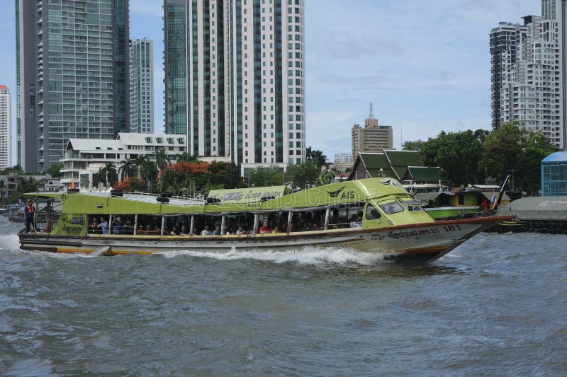 La barca precisa sale Chao Phraya River immagini stock libere da diritti La barca precisa sale Chao Phraya River immagini stock libere da diritti