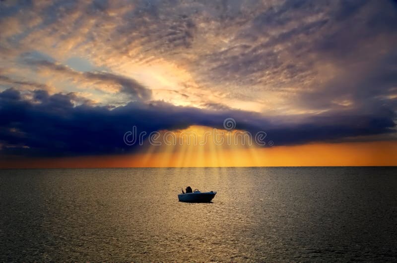La barca sola si è illuminata da indicatore luminoso divino dalla nube