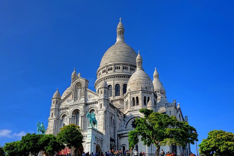 La basilique de Sacre Coeur sur la butte Montmartre de Paris photos stock La basilique de Sacre Coeur sur la butte Montmartre de Paris photos stock