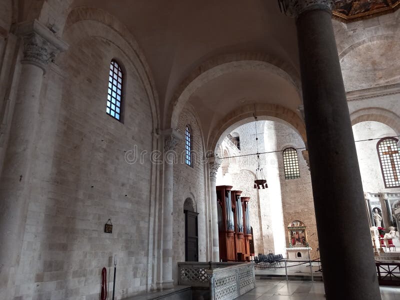 La basilique de st. nicholas. l'europe de l'italie. Bari italie europe du sud 12152024 : détails architecturaux intérieurs de l'ancienne basilique de st.