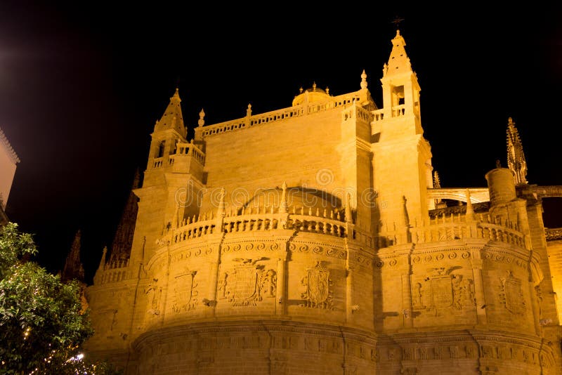 La basílica de Sevilla por noche fotografía de archivo libre de regalías La basílica de Sevilla por noche fotografía de archivo libre de regalías