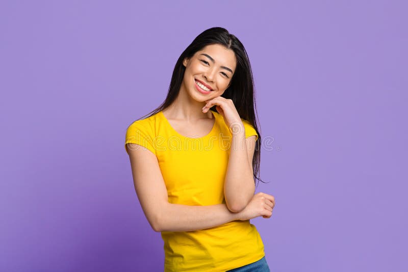 La beauté de la jeunesse. Portrait de la fille asiatique joyeuse à regarder la caméra image libre de droits