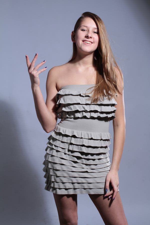 La beauté a tiré d'une belle jeune femme sur le vent photographie stock La beauté a tiré d'une belle jeune femme sur le vent photographie stock