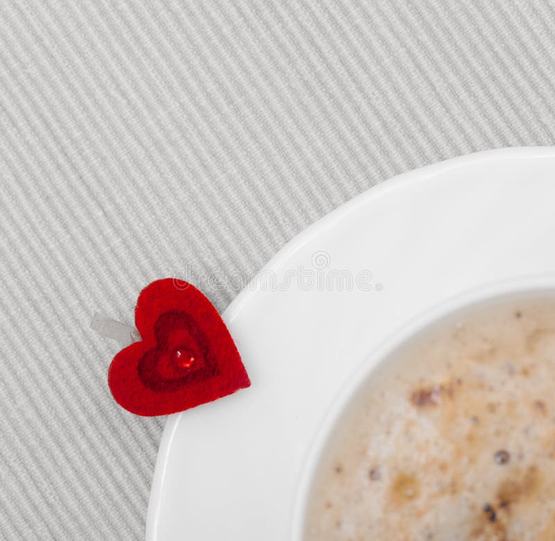 La bebida del café blanco de la taza y el símbolo calientes del corazón aman el día de tarjeta del día de San Valentín imagen de archivo La bebida del café blanco de la taza y el símbolo calientes del corazón aman el día de tarjeta del día de San Valentín imagen de archivo
