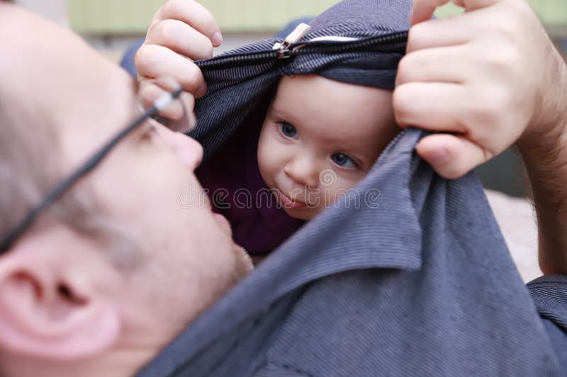 La bebé se esconde y juega con su padre fotografía de archivo libre de regalías La bebé se esconde y juega con su padre fotografía de archivo libre de regalías