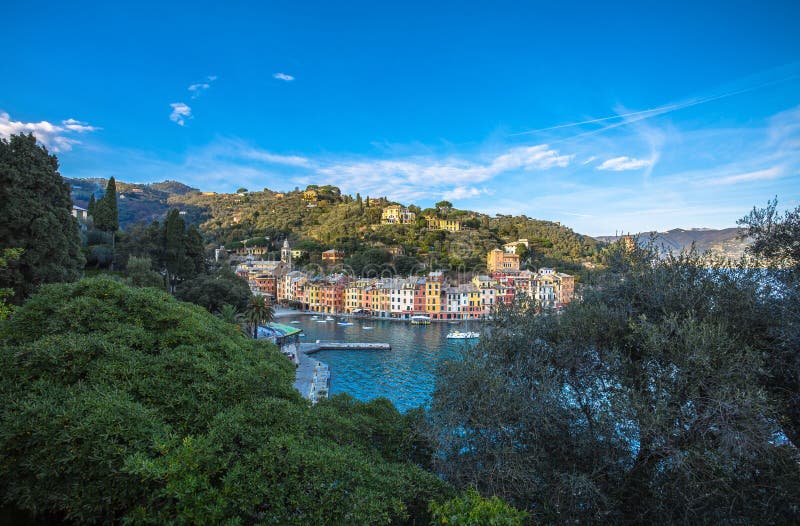 La bella baia del paesino di pescatori di Portofino, porto di lusso, costa ligura vicino a Genova, Italia immagini stock libere da diritti La bella baia del paesino di pescatori di Portofino, porto di lusso, costa ligura vicino a Genova, Italia immagini stock libere da diritti