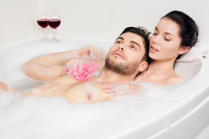 La bella coppia sta prendendo un bagno fotografie stock libere da diritti La bella coppia sta prendendo un bagno fotografie stock libere da diritti