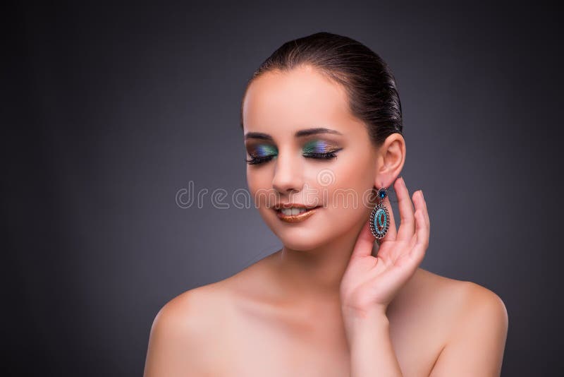 La bella donna con gioielli nel concetto di bellezza immagine stock libera da diritti La bella donna con gioielli nel concetto di bellezza immagine stock libera da diritti