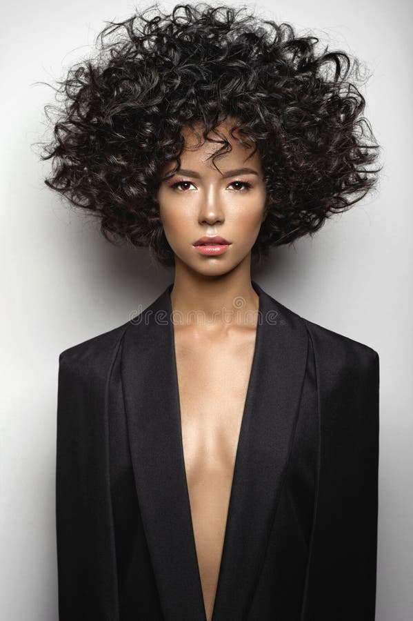 La bella donna con l'afro arriccia l'acconciatura immagine stock libera da diritti La bella donna con l'afro arriccia l'acconciatura immagine stock libera da diritti