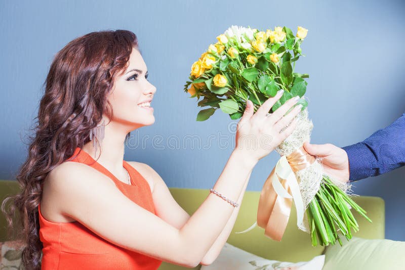 Come Capire Se Hai Ricevuto La Grazia Delle Rose La Bella Donna Felice Ha Ricevuto Un Mazzo Del Fiore Delle Rose