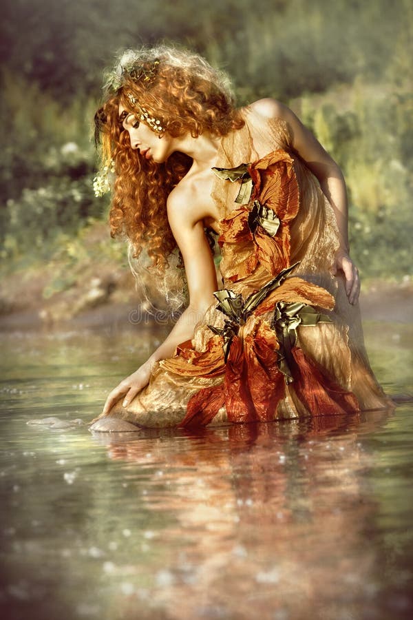 La bella donna gode dell'acqua. immagine stock