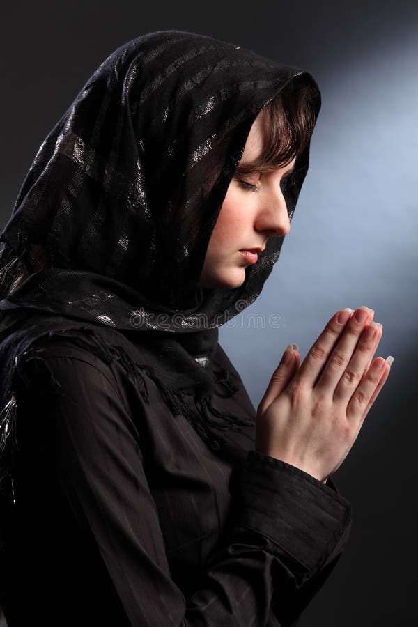 La bella donna negli occhi di preghiera del foulard si è chiusa