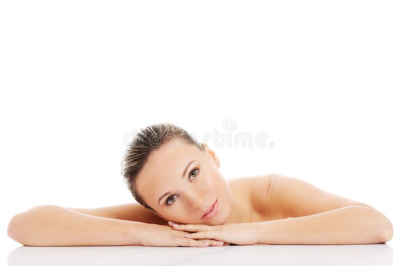 La bella donna nuda sta trovandosi sulle sue mani. immagine stock La bella donna nuda sta trovandosi sulle sue mani. immagine stock