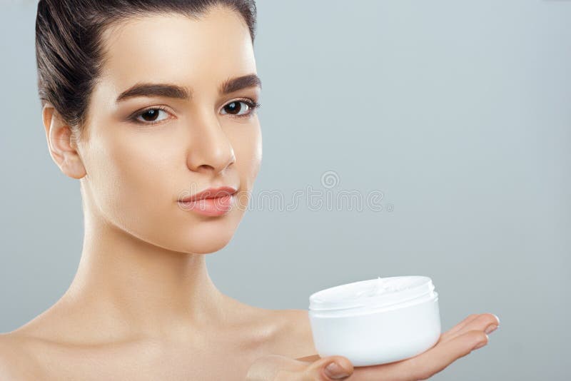 La bella giovane donna con pelle fresca pulita distoglie lo sguardo Cura del fronte di bellezza della ragazza Trattamento faccial fotografie stock La bella giovane donna con pelle fresca pulita distoglie lo sguardo Cura del fronte di bellezza della ragazza Trattamento faccial fotografie stock