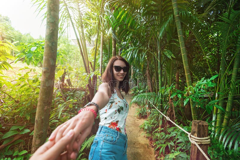 La bella ragazza conduce alla giungla fotografia stock La bella ragazza conduce alla giungla fotografia stock