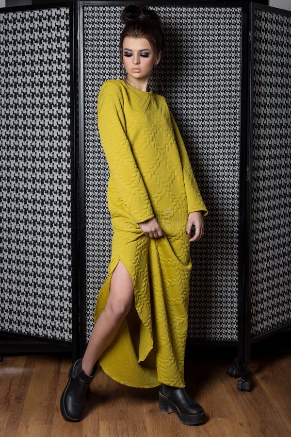 La bella ragazza sexy con le scarpe delle labbra di puhlymi nelle sfilate di moda veste i vestiti per il catalogo nello studio fotografia stock La bella ragazza sexy con le scarpe delle labbra di puhlymi nelle sfilate di moda veste i vestiti per il catalogo nello studio fotografia stock