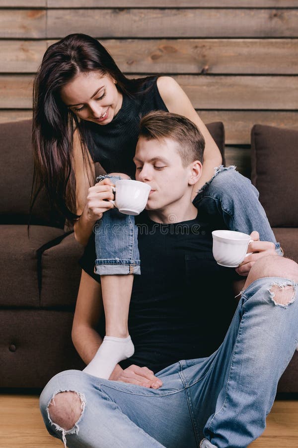 La bella ragazza sta bevendo un tipo con tè fotografia stock libera da diritti La bella ragazza sta bevendo un tipo con tè fotografia stock libera da diritti