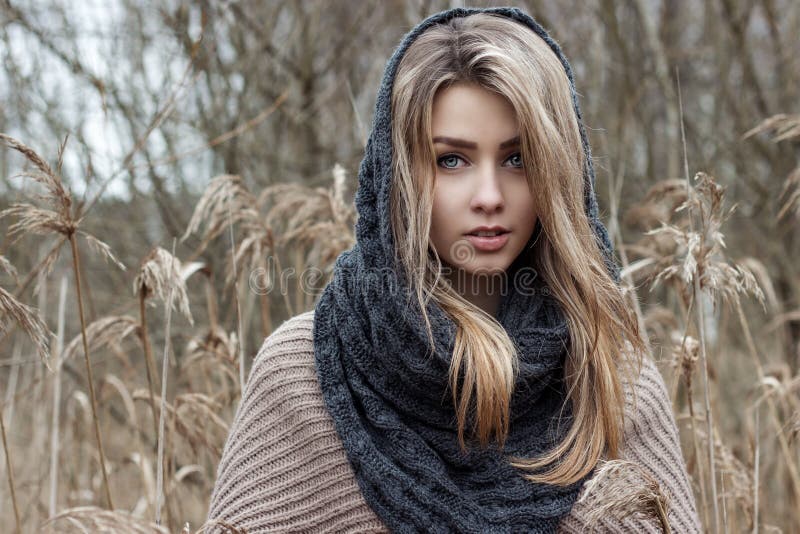 la bella ragazza triste sta camminando nel campo Foto nei toni marroni fotografia stock la bella ragazza triste sta camminando nel campo Foto nei toni marroni fotografia stock