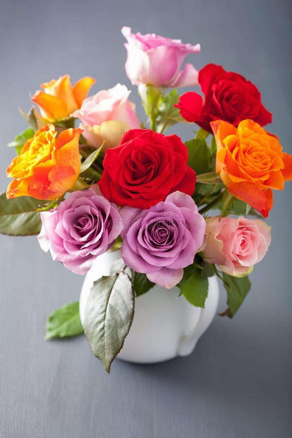 La bella rosa variopinta fiorisce il mazzo in vaso
