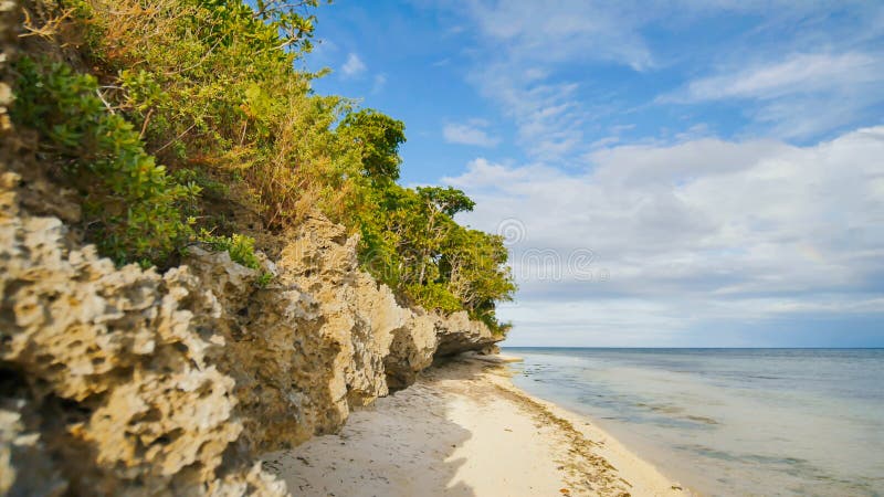 La bella spiaggia tropicale selvaggia vicino a Anda con granito oscilla Isola di Bohol filippine fotografia stock libera da diritti La bella spiaggia tropicale selvaggia vicino a Anda con granito oscilla Isola di Bohol filippine fotografia stock libera da diritti