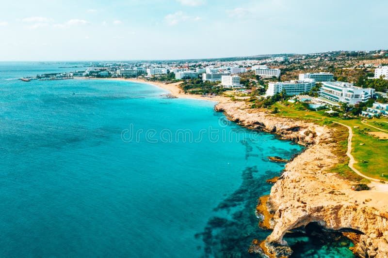 La belle Chypre, baie de Konnos en parc naturel de Greko de cap, voûte de roche près d'Ayia Napa photo libre de droits La belle Chypre, baie de Konnos en parc naturel de Greko de cap, voûte de roche près d'Ayia Napa photo libre de droits