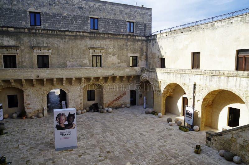 La belle cour intérieure du musée dans le château médiéval d'Aragonese dans Otranto, Puglia, photos libres de droits La belle cour intérieure du musée dans le château médiéval d'Aragonese dans Otranto, Puglia, photos libres de droits