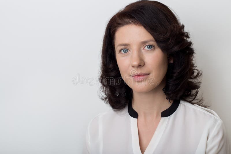 Une Femme Montre Une Main Prothèse Enfant En Plastique Imprimée Sur Une  Imprimante 3d. Photo stock - Image du doigt, futuriste: 250445574