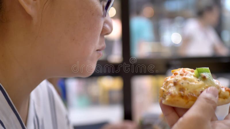 La belle femme apprécient une pizza avec sa famille