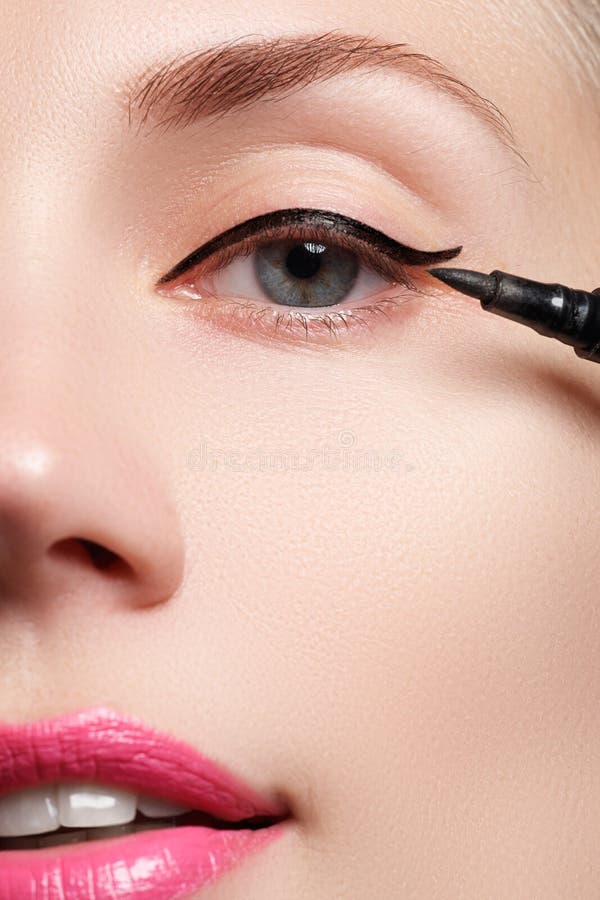 La belle femme avec lumineux composent l'oeil avec le maquillage noir sexy de revêtement Forme de flèche de mode Maquillage chic images stock La belle femme avec lumineux composent l'oeil avec le maquillage noir sexy de revêtement Forme de flèche de mode Maquillage chic images stock