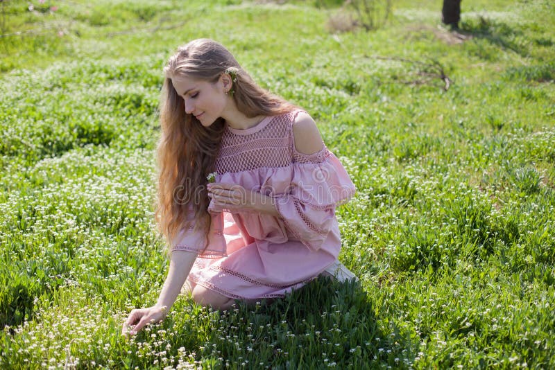 La belle femme blonde rassemble la couleur de ressort dans le jardin photos libres de droits La belle femme blonde rassemble la couleur de ressort dans le jardin photos libres de droits