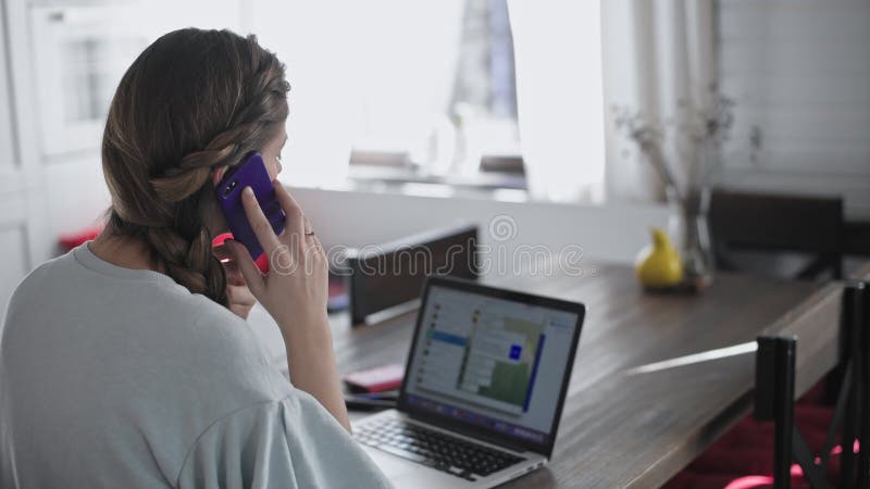 La belle femme d'affaires fait un appel d'affaires par téléphone. Ouverture de la maison pendant la quarantaine banque de vidéos