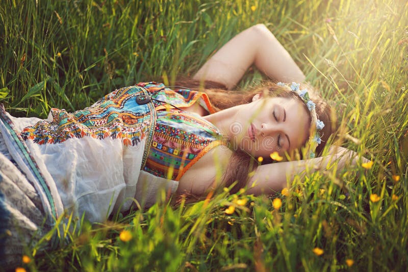 La belle femme hippie dorment paisiblement