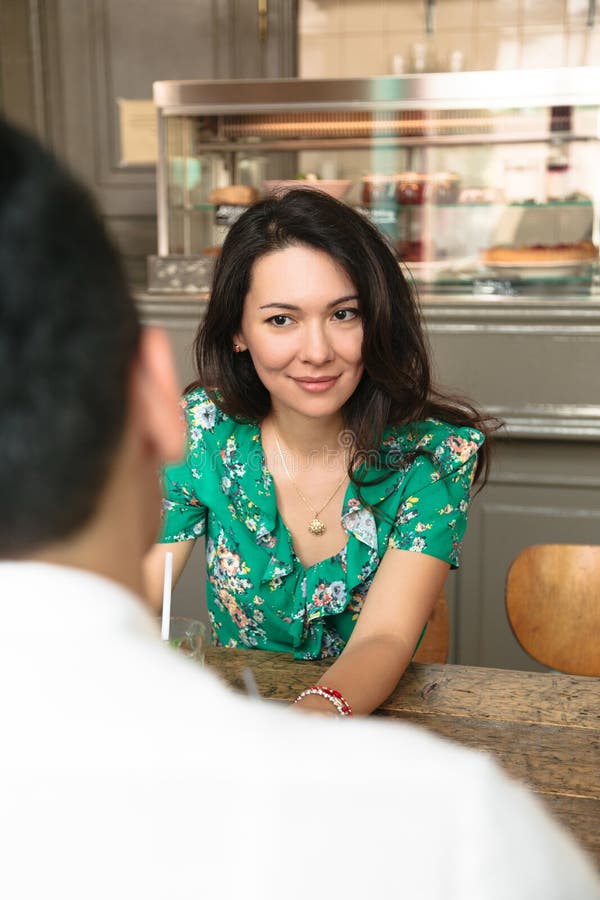 La belle femme regarde affectueusement sur son mari photos libres de droits La belle femme regarde affectueusement sur son mari photos libres de droits