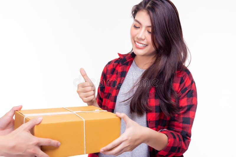La belle femme reçoivent le paquet de la livraison de marchandises Il envoient du pays étranger à la femme de client très rapidem image libre de droits La belle femme reçoivent le paquet de la livraison de marchandises Il envoient du pays étranger à la femme de client très rapidem image libre de droits